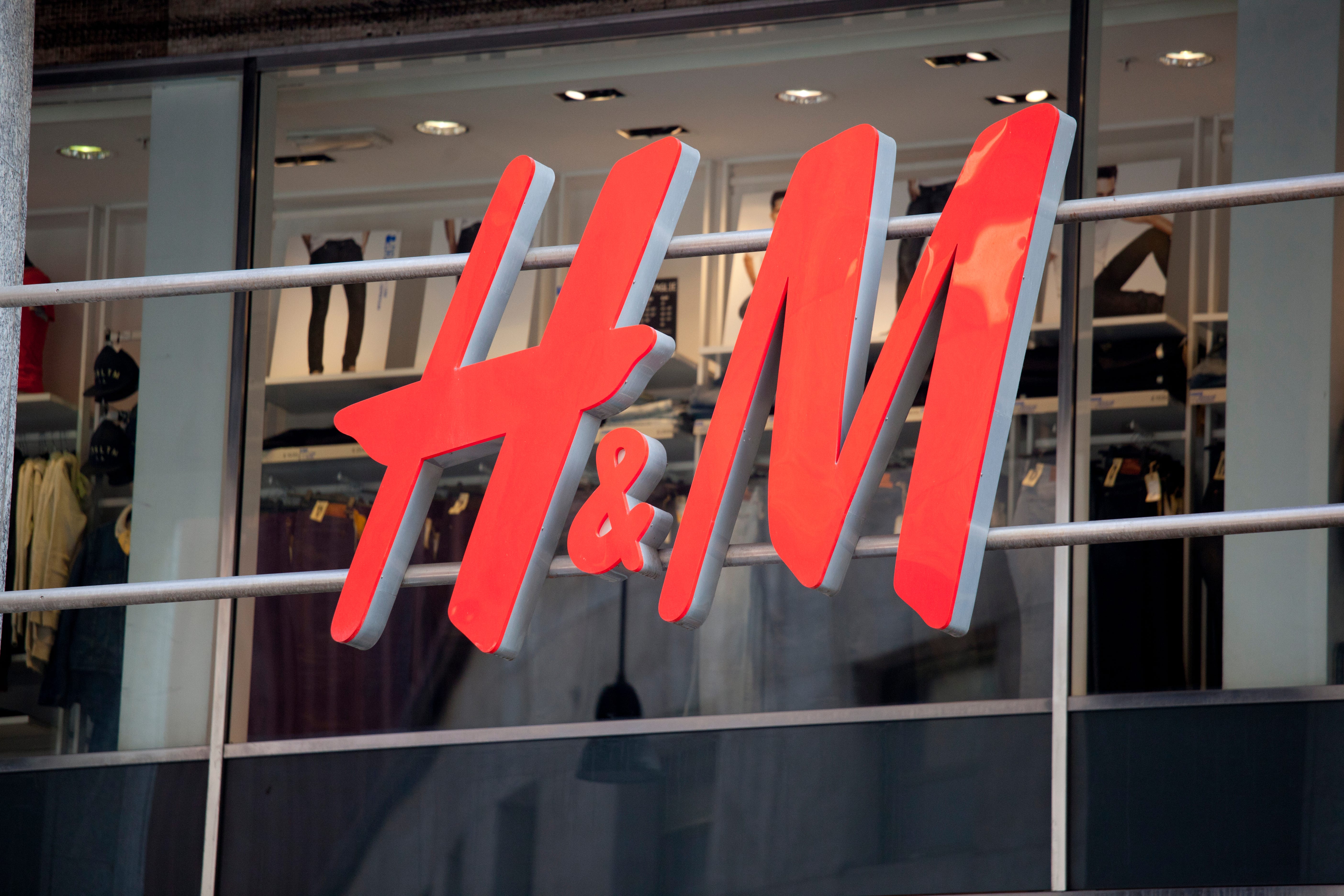 A Vest Is the Stylish Way to Wear Knitwear in Early Fall Without Overheating—H&M’s $30 Buy Is So On-Trend